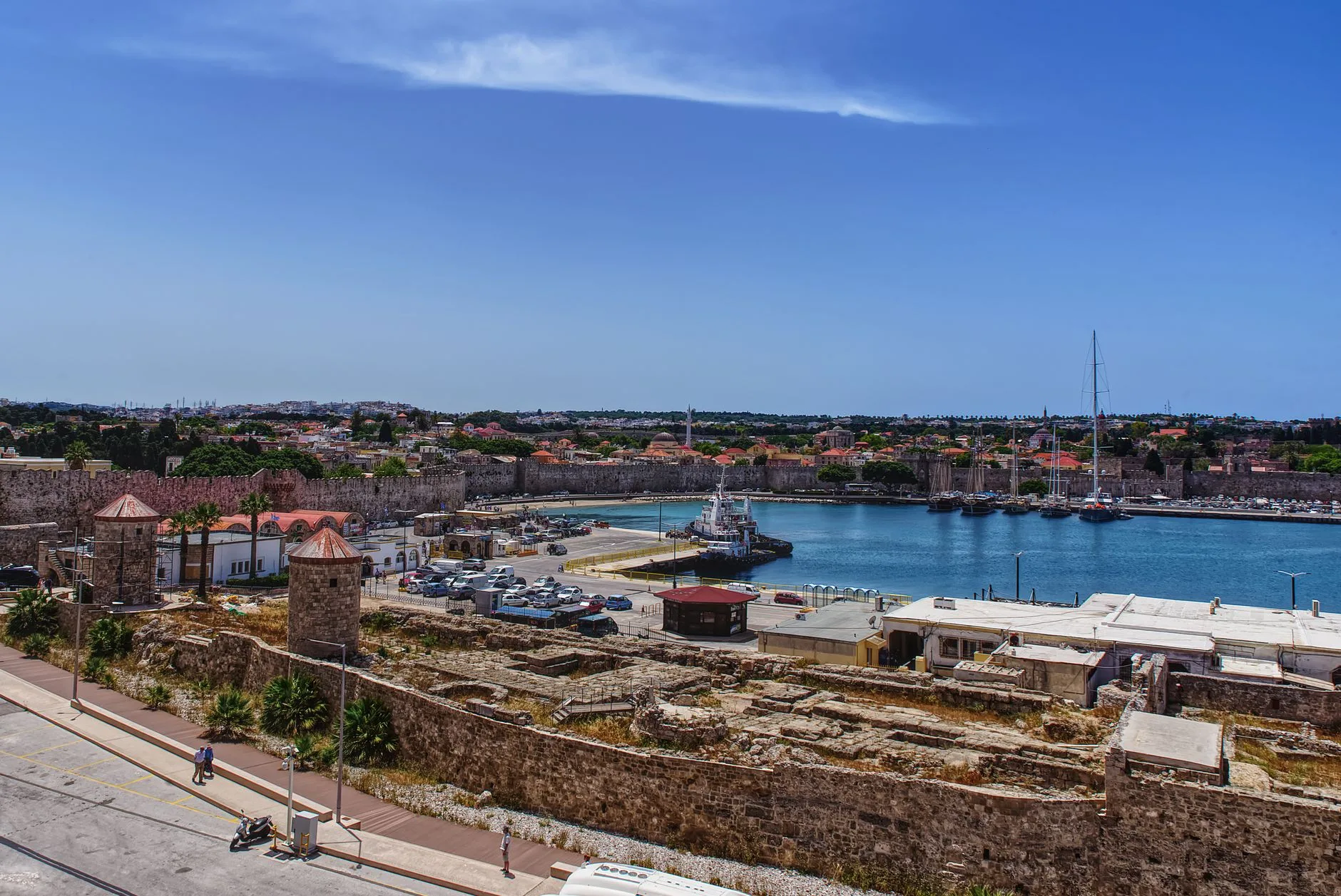 Vue sur le port et les remparts de la vieille ville de Rhodes, en Grèce