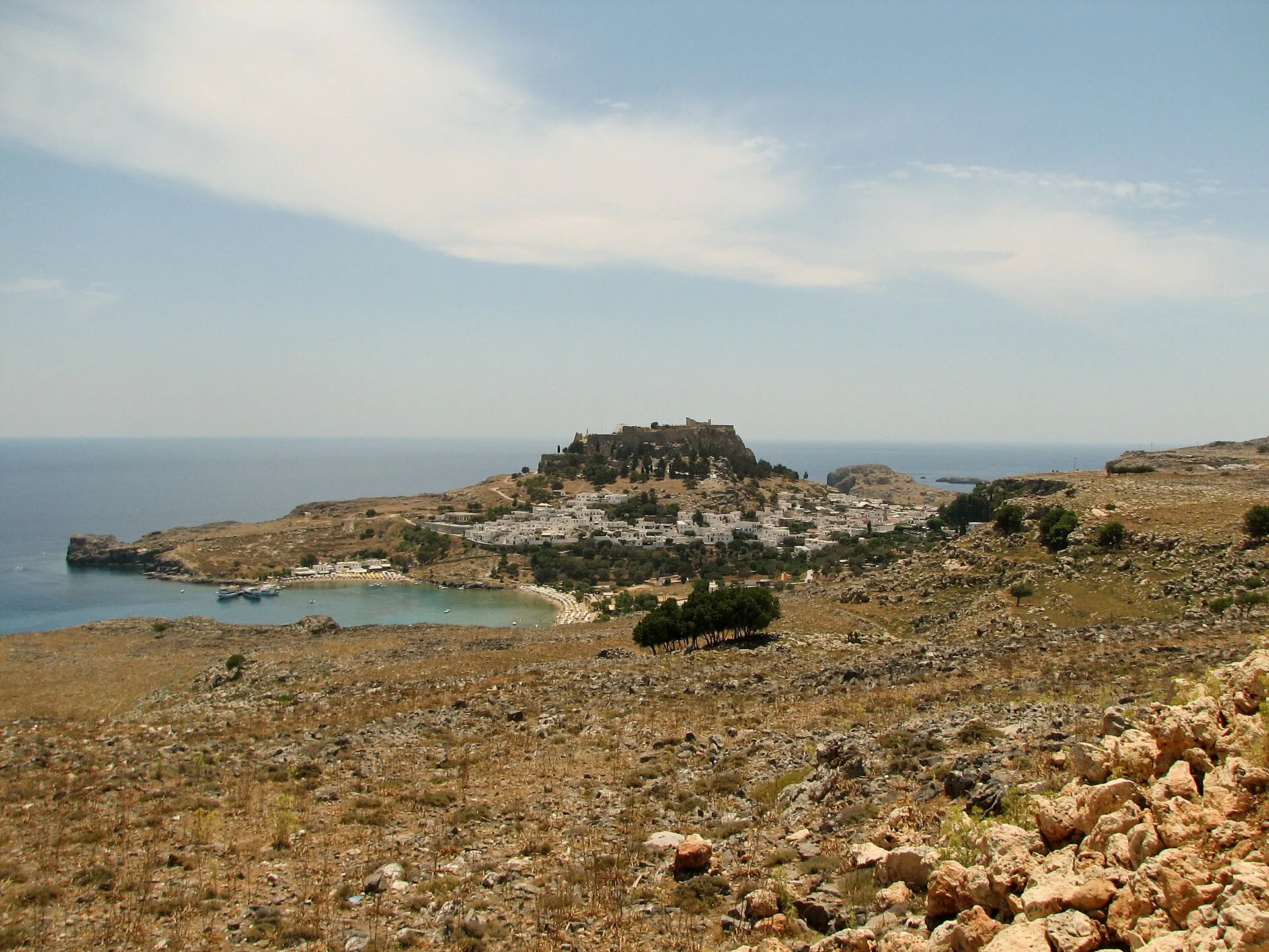 Le village blanc de Lindos et son acropole face à la mer Égée, sur l'île de Rhodes