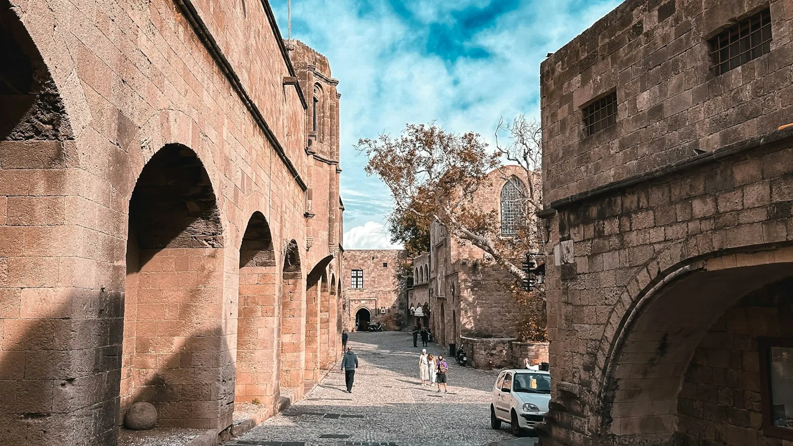 Remparts et ruelles de la vieille ville médiévale de Rhodes