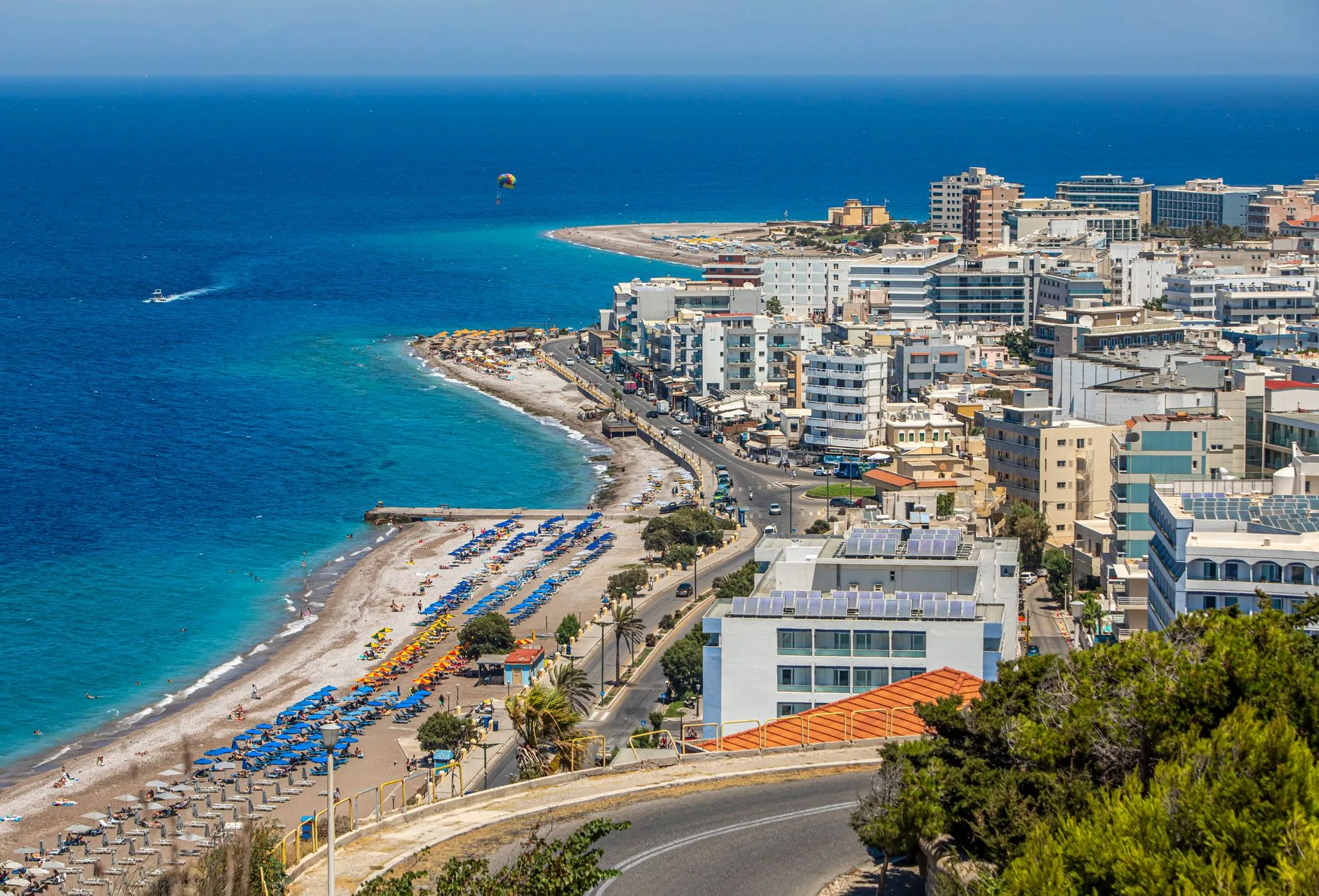 Vue aérienne de la côte de Rhodes et de la mer Égée