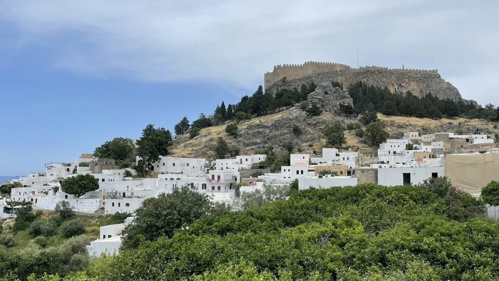 Village blanc de Lindos et son acropole dominant la baie